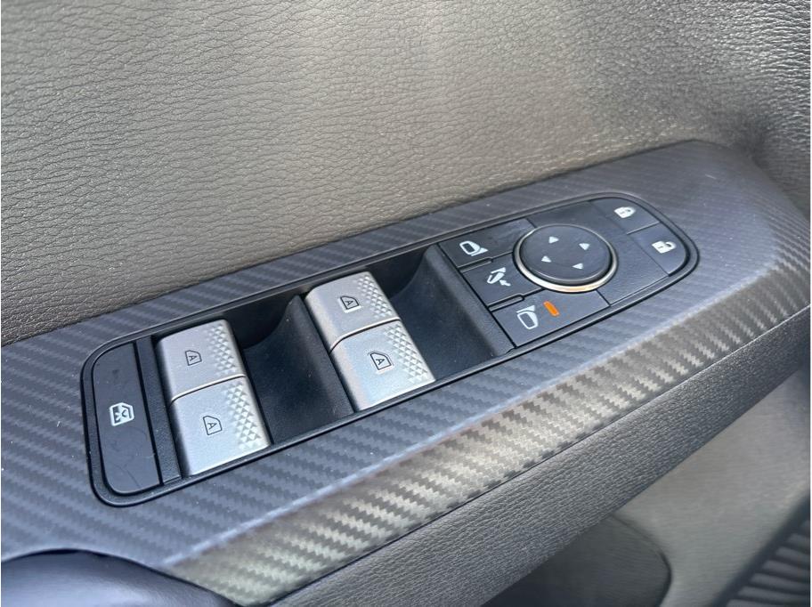 Vehicle image 24 of 32