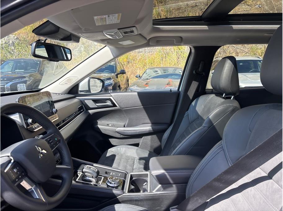 Vehicle image 28 of 32