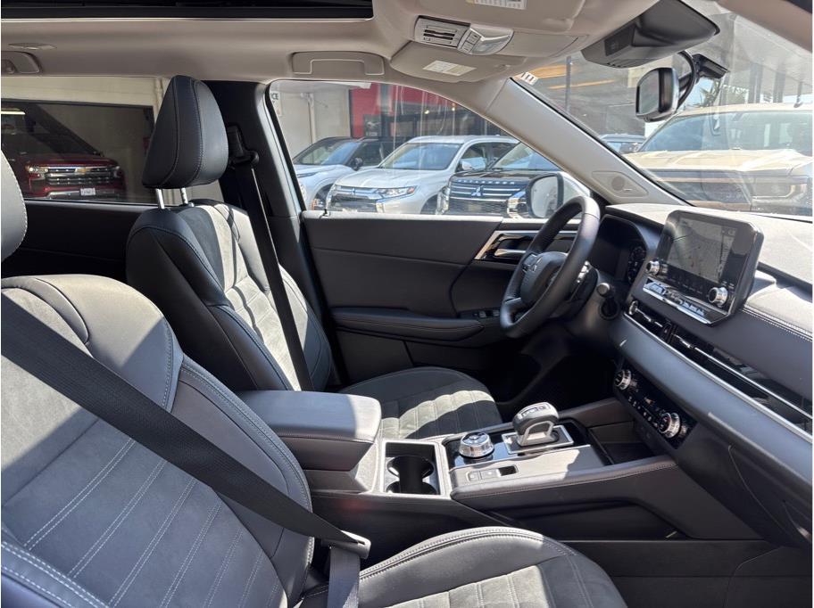 Vehicle image 13 of 32
