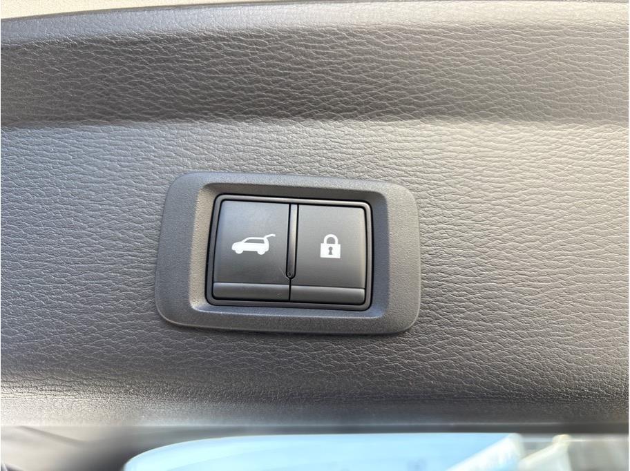 Vehicle image 26 of 32