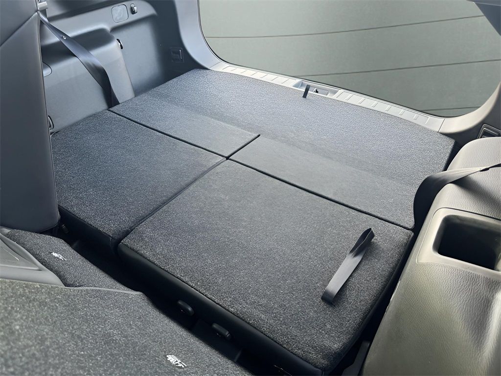 Vehicle image 21 of 23