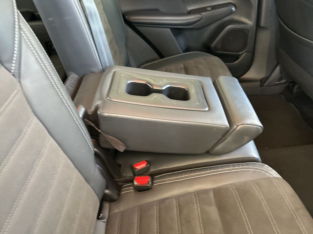 Vehicle image 27 of 46