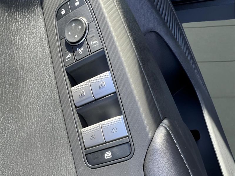 Vehicle image 17 of 23