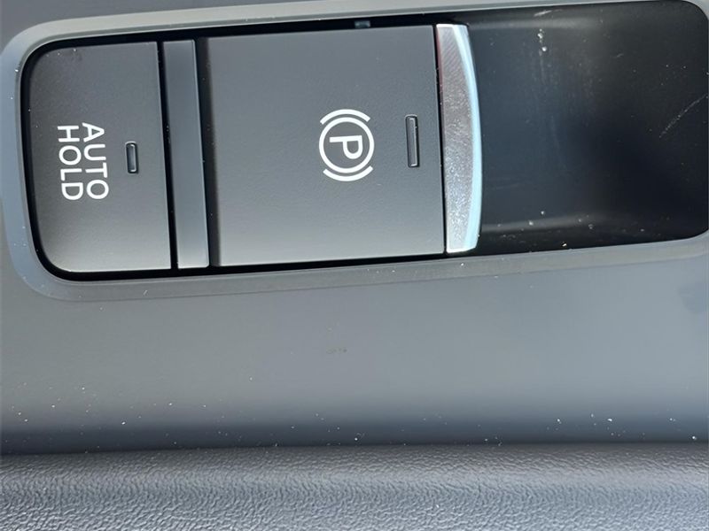 Vehicle image 19 of 23