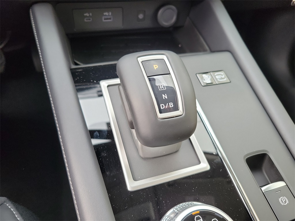 Vehicle image 9 of 12