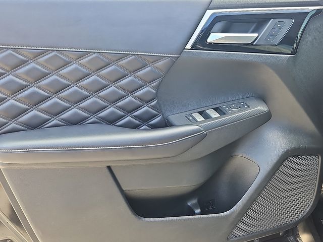 Vehicle image 13 of 32