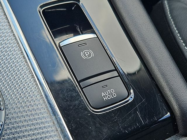 Vehicle image 26 of 32