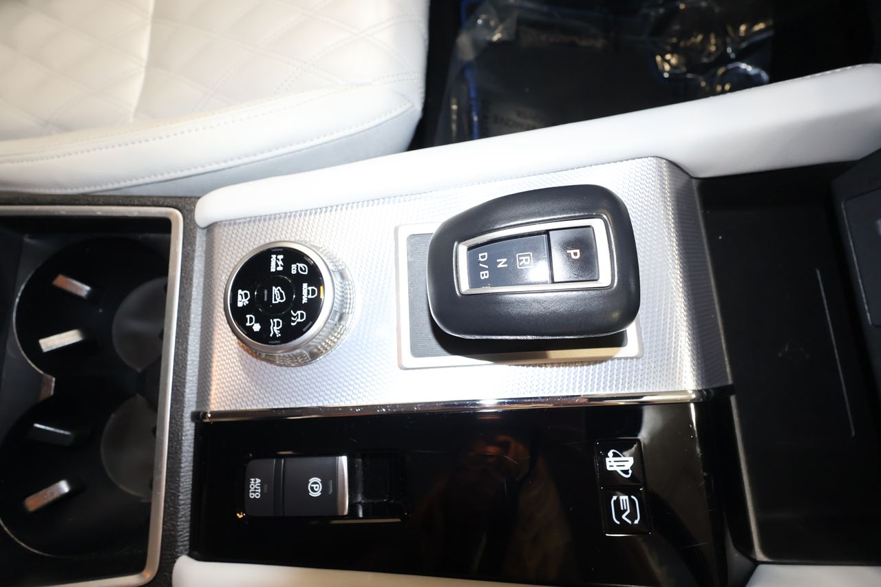 Vehicle image 28 of 33