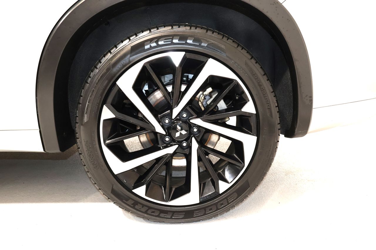 Vehicle image 9 of 33