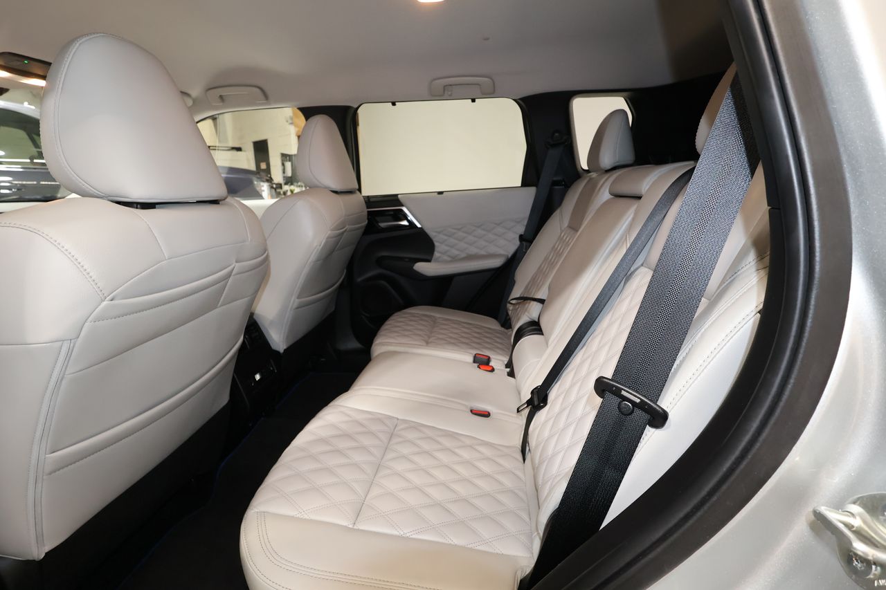 Vehicle image 14 of 33