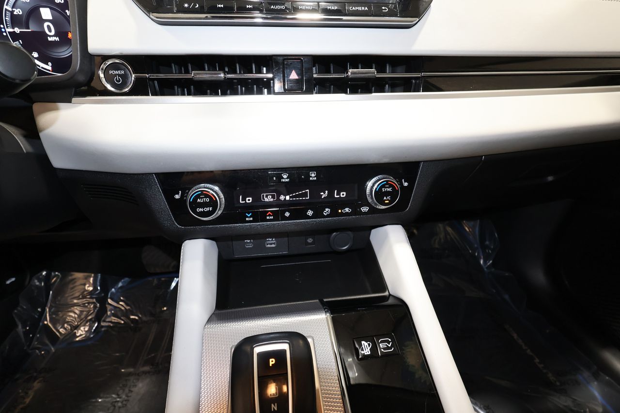 Vehicle image 26 of 33