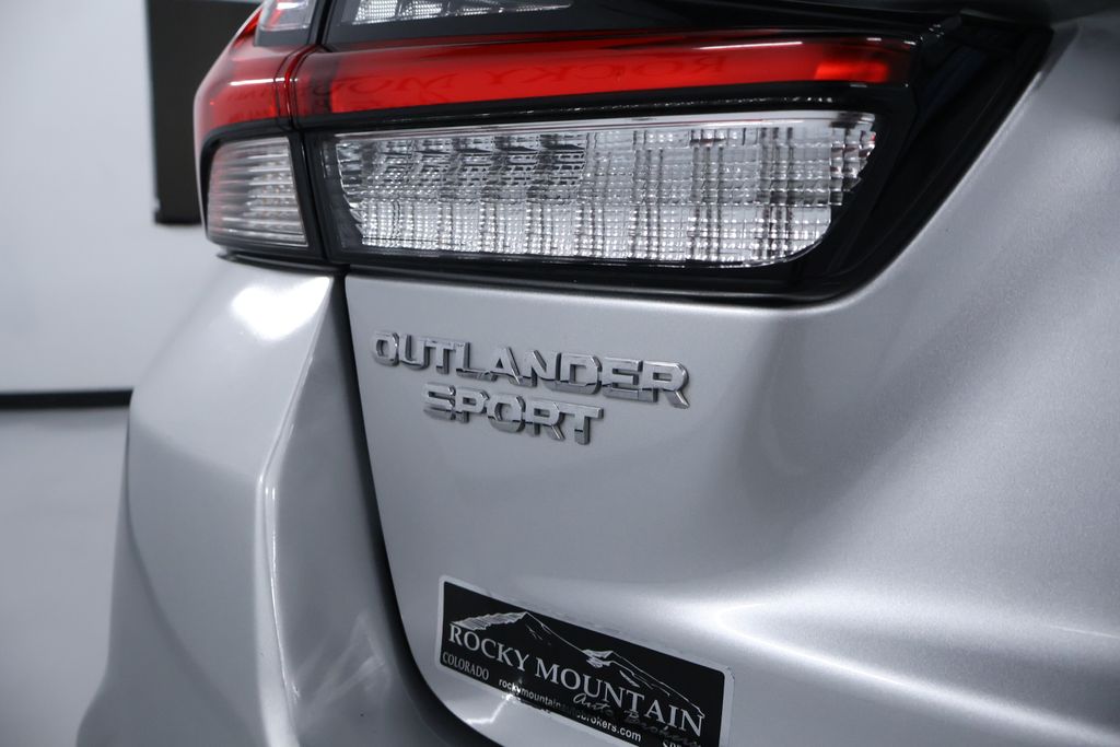 Vehicle image 25 of 34