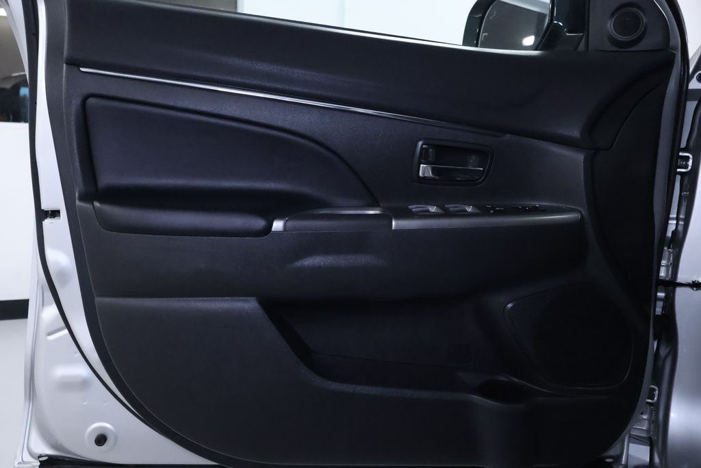Vehicle image 19 of 34