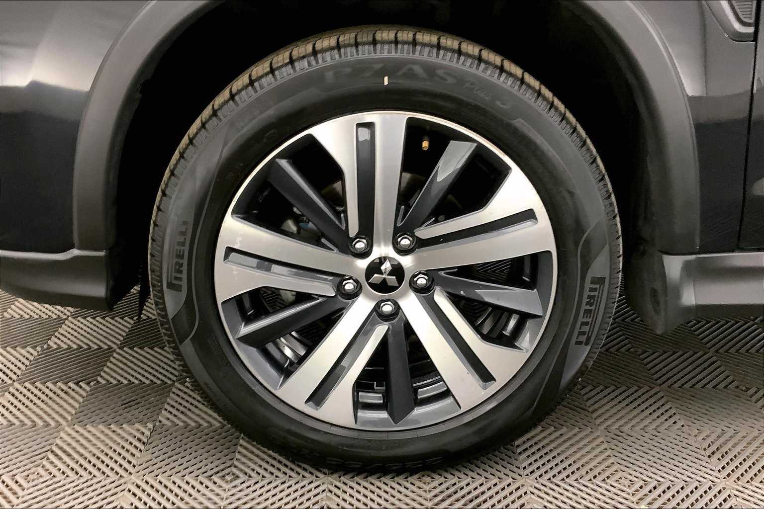 Vehicle image 11 of 33