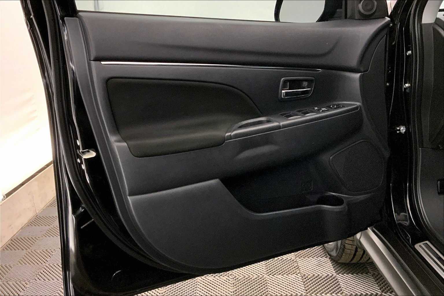 Vehicle image 28 of 33
