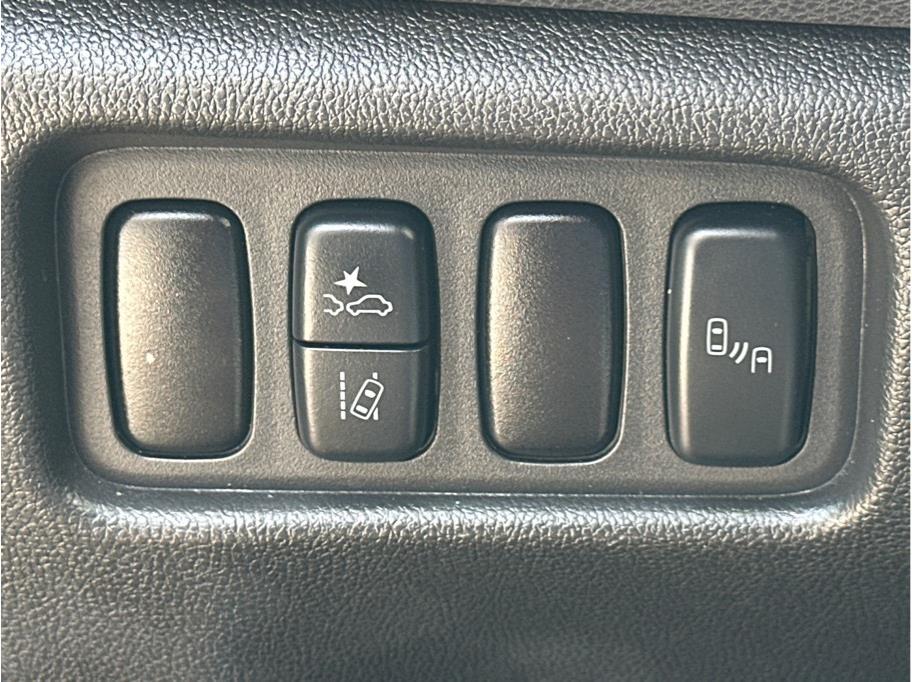 Vehicle image 19 of 25