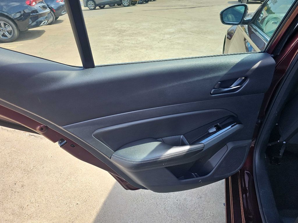 Vehicle image 27 of 36