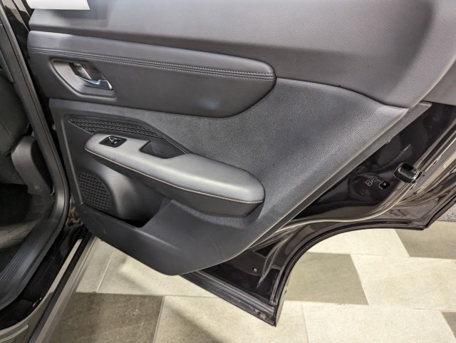 Vehicle image 23 of 26