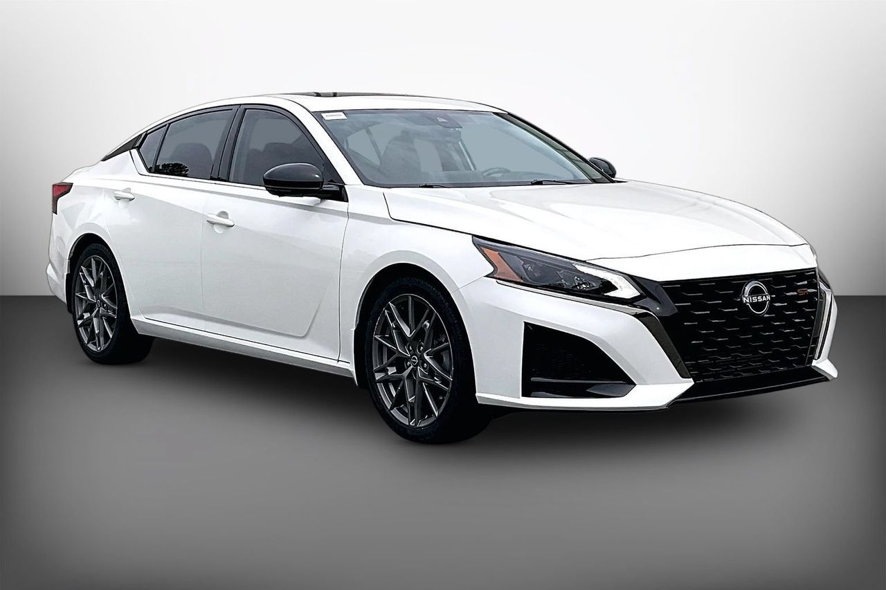 2023 Nissan Altima 2.0 SR Image 2 of 37