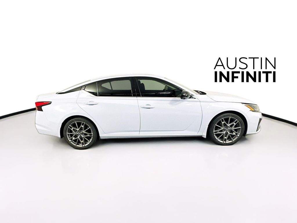 Vehicle image 4 of 41
