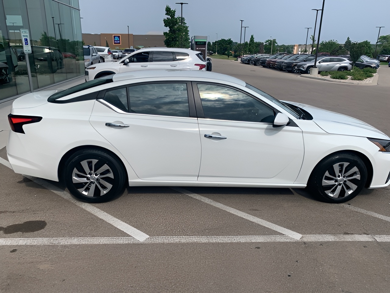 Vehicle image 33 of 37