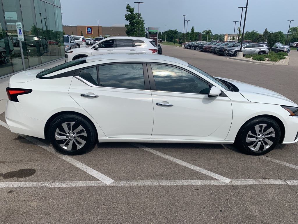 Vehicle image 4 of 37