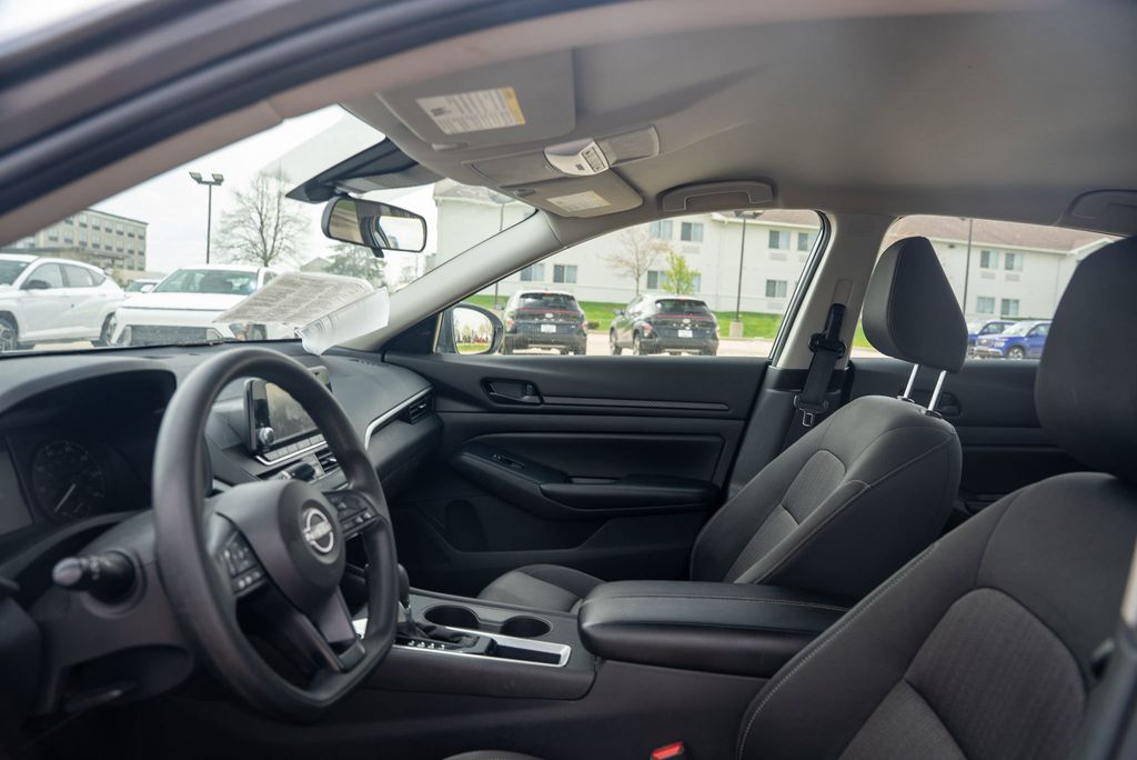 Vehicle image 20 of 32