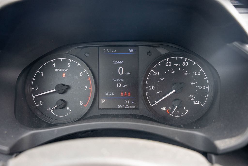 Vehicle image 23 of 32