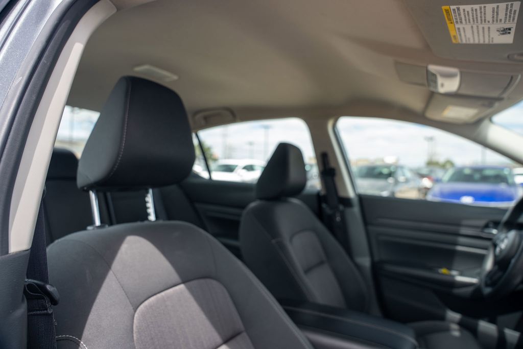Vehicle image 13 of 32