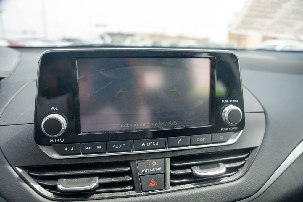 Vehicle image 27 of 32