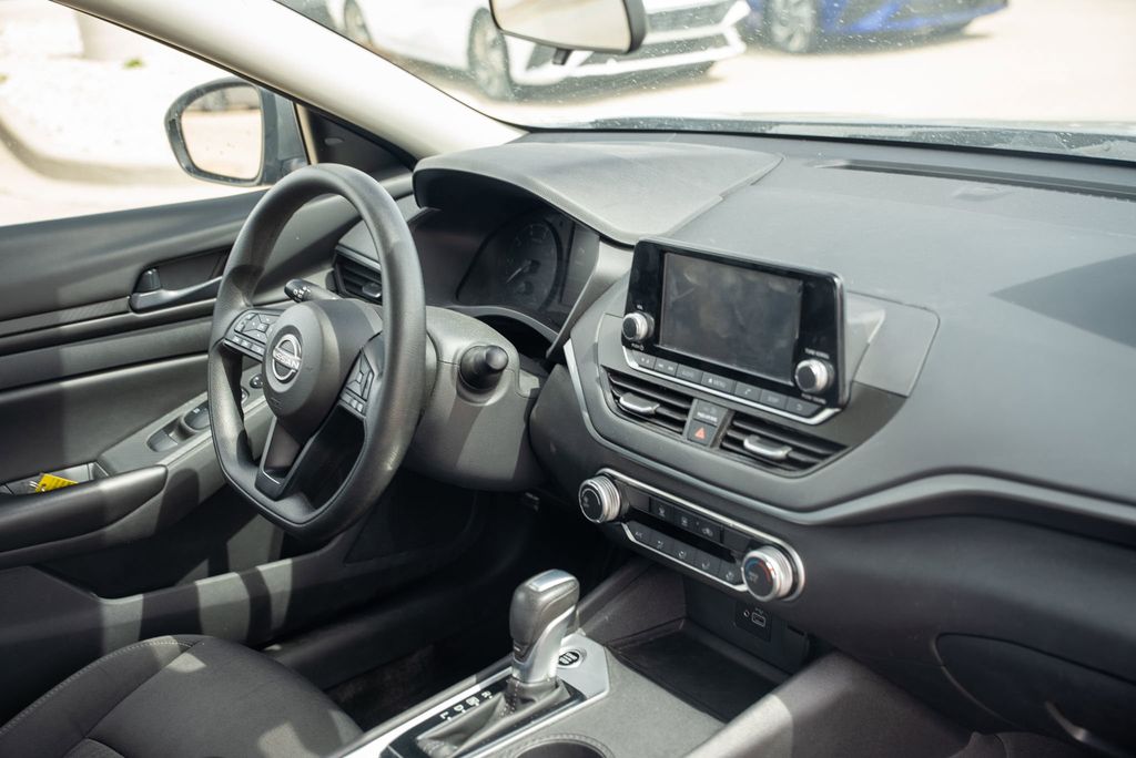 Vehicle image 12 of 32