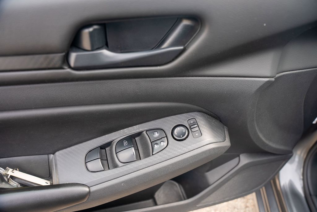 Vehicle image 17 of 32