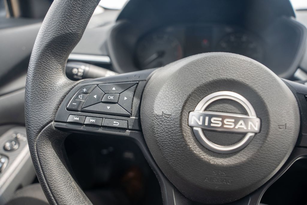 Vehicle image 21 of 32