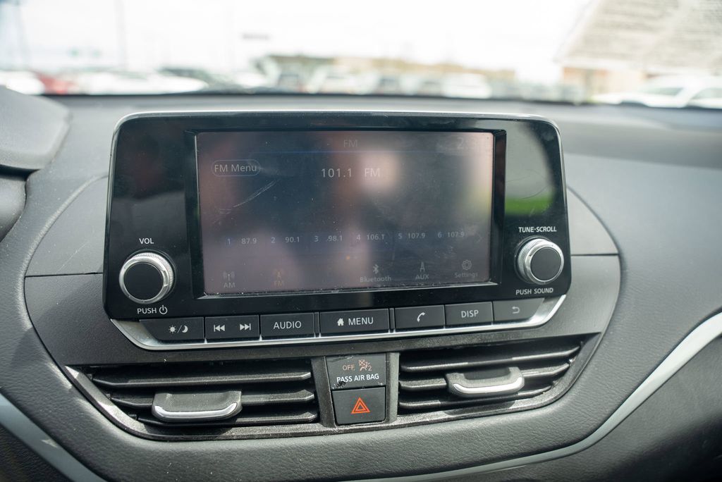 Vehicle image 26 of 32