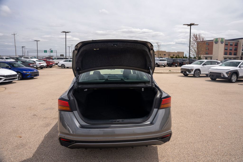 Vehicle image 11 of 32