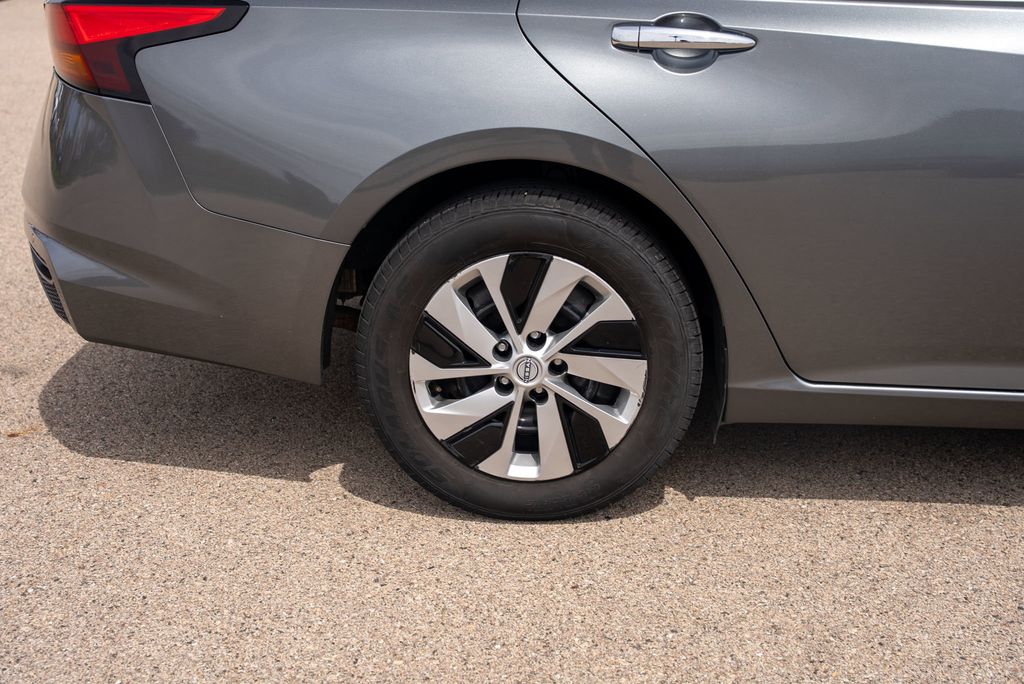 Vehicle image 10 of 32