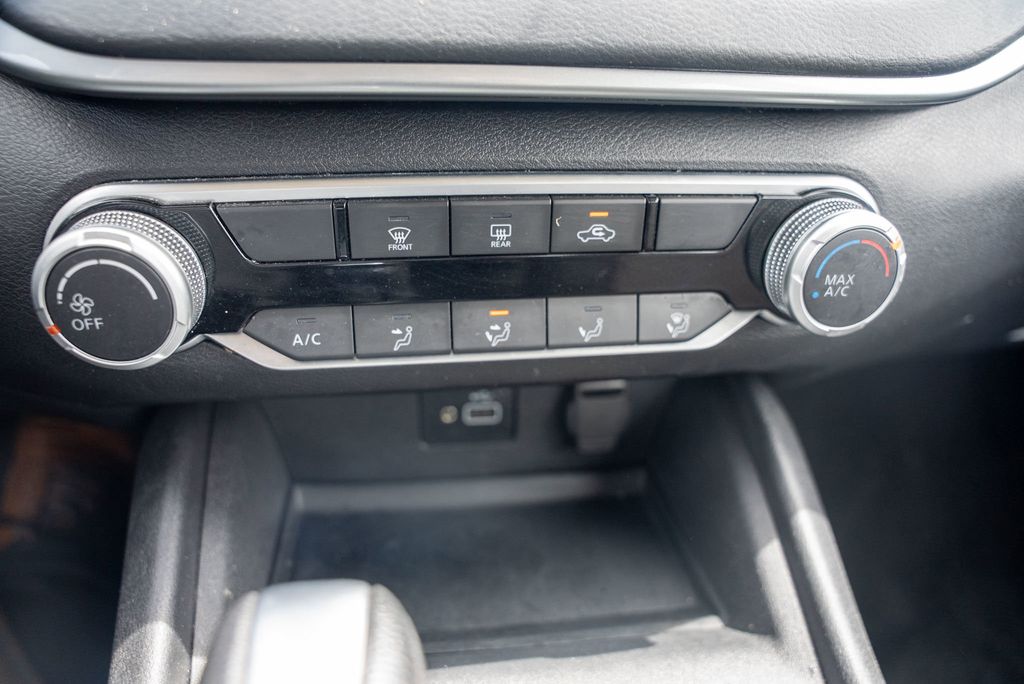 Vehicle image 25 of 32