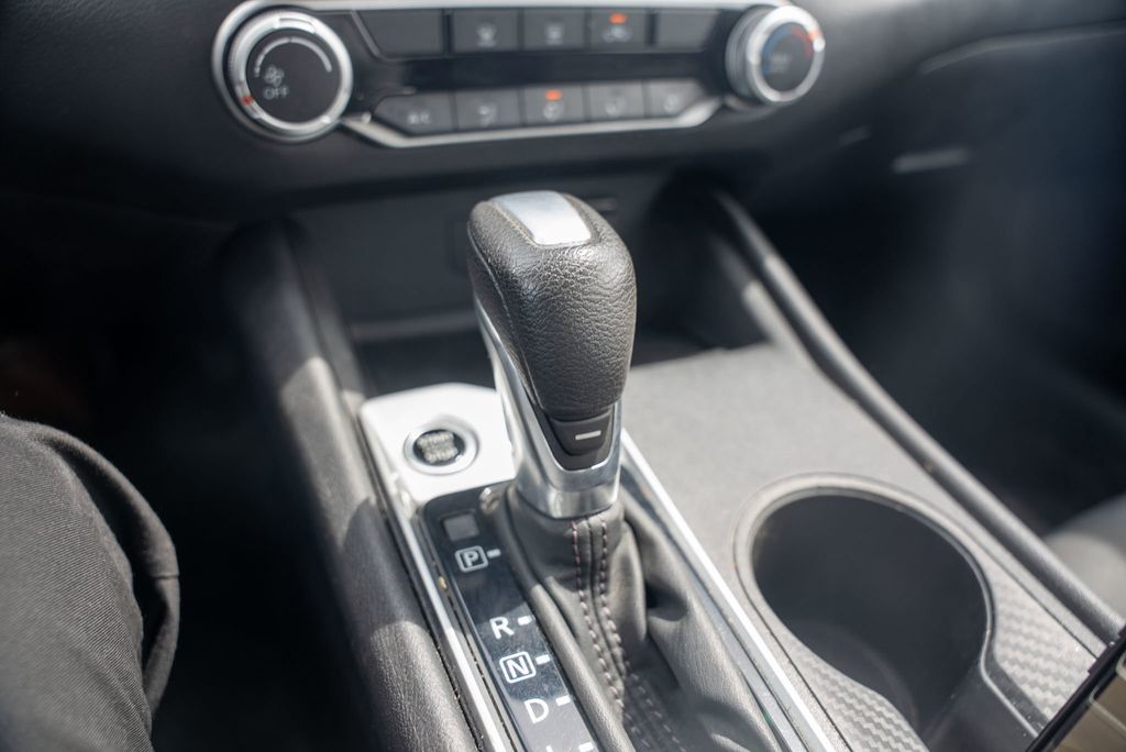 Vehicle image 24 of 32
