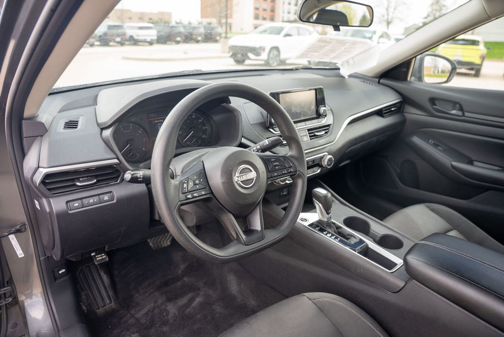 Vehicle image 19 of 32