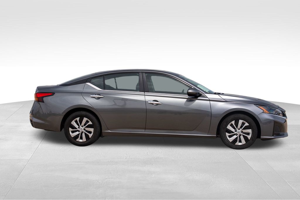 Vehicle image 5 of 32