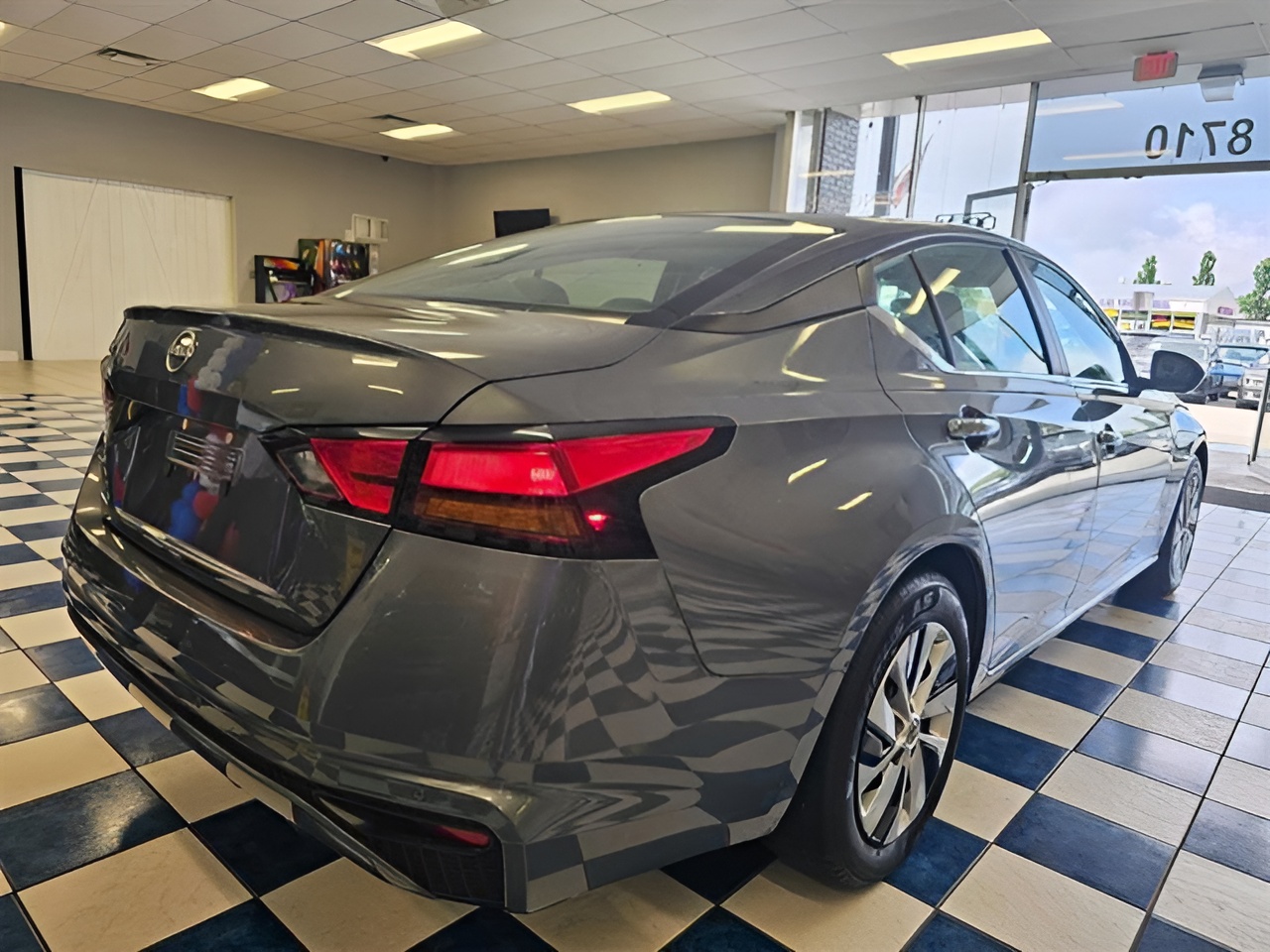 Vehicle image 25 of 27