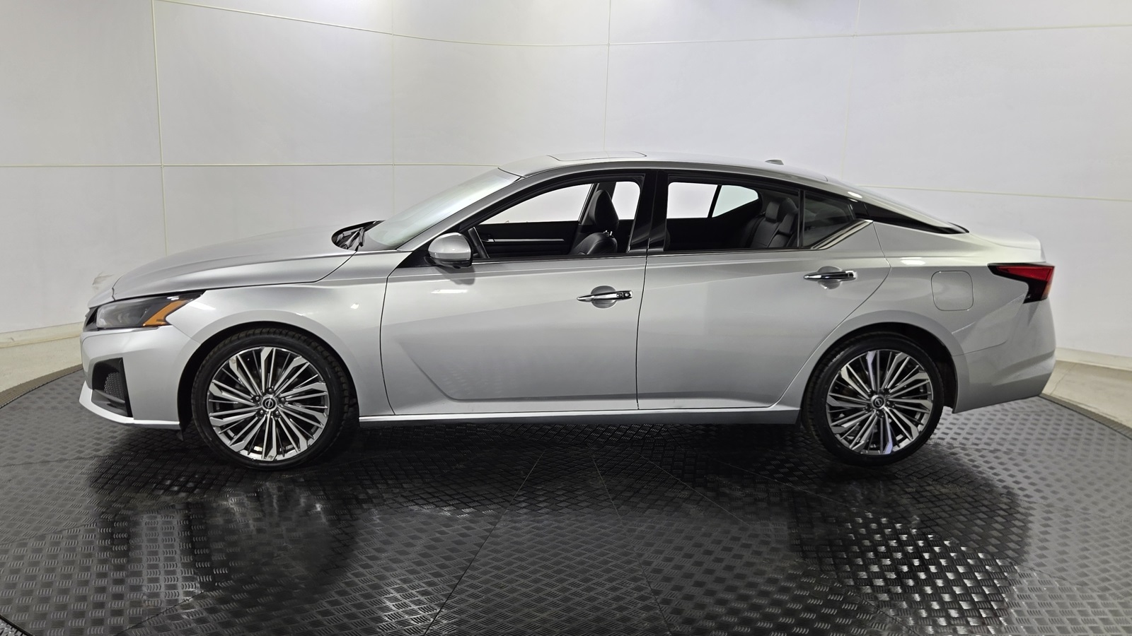 2023 Nissan Altima 2.5 SL Image 8 of 36