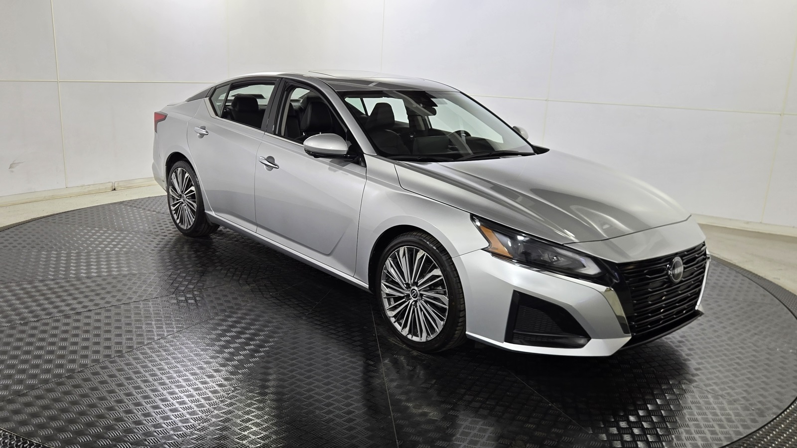 2023 Nissan Altima 2.5 SL Image 3 of 36