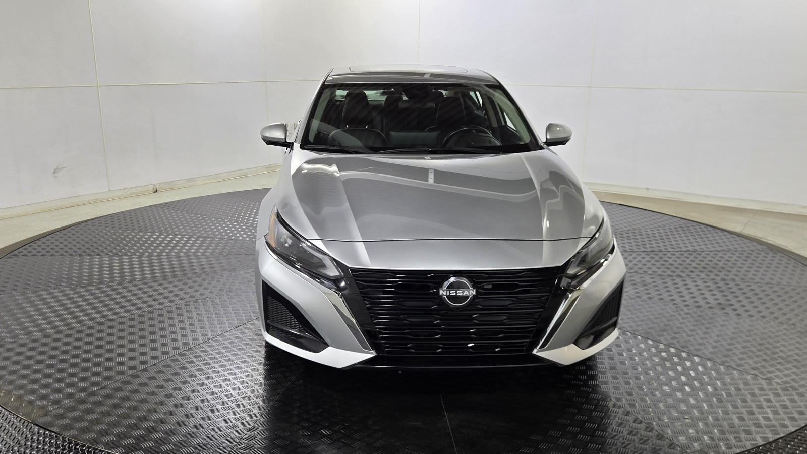 2023 Nissan Altima 2.5 SL Image 2 of 36