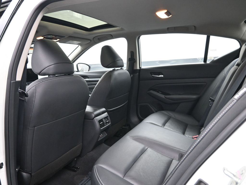 Vehicle image 32 of 53