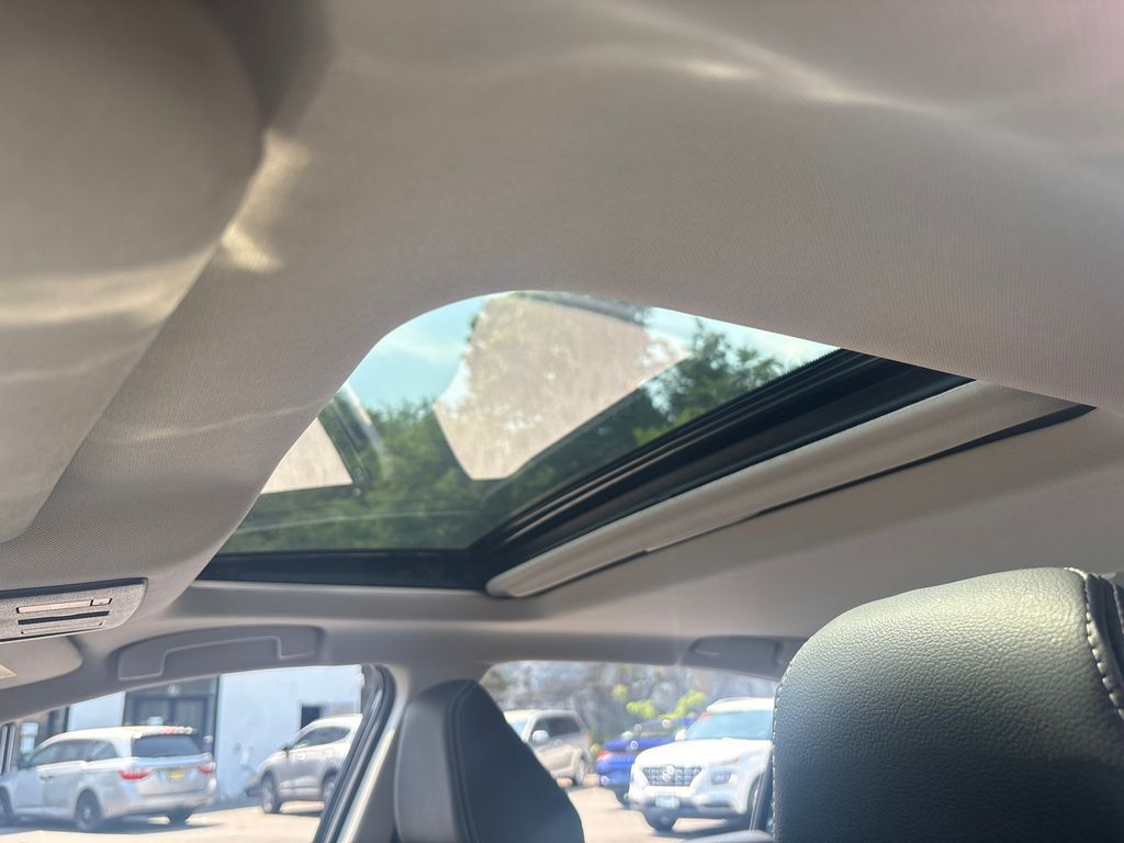 Vehicle image 17 of 30