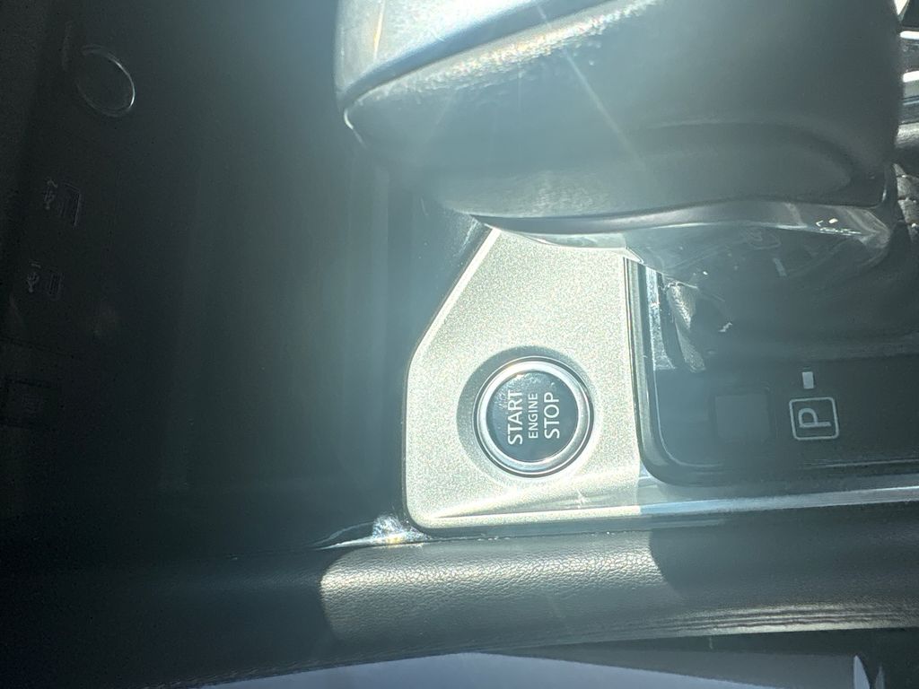 Vehicle image 28 of 30