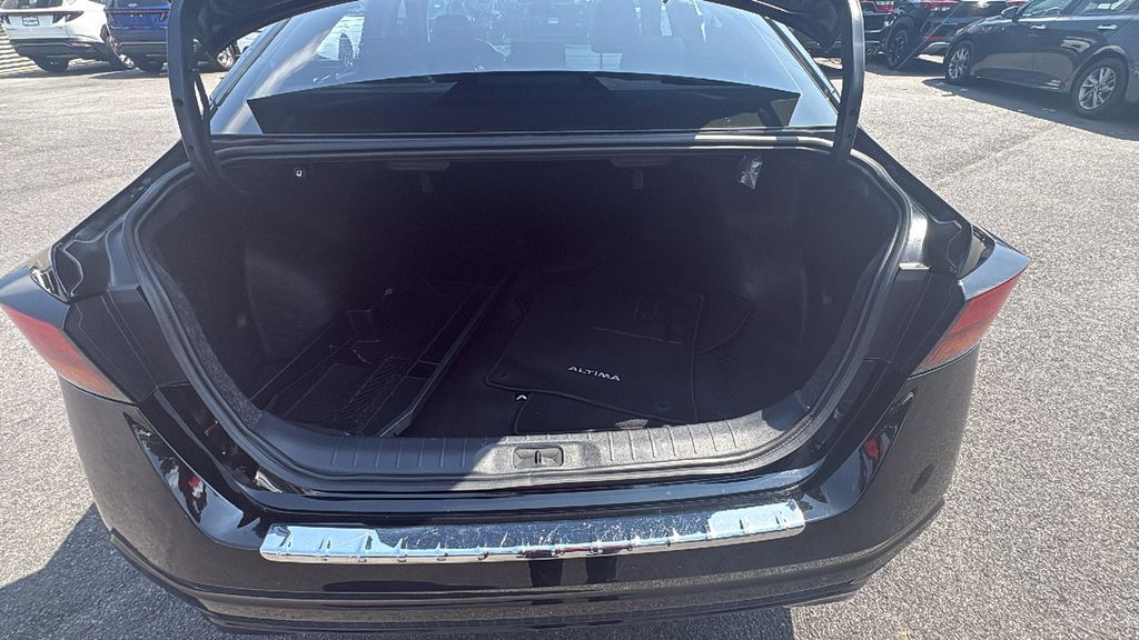 Vehicle image 11 of 30