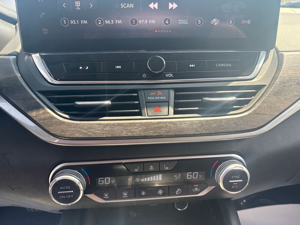 Vehicle image 24 of 30