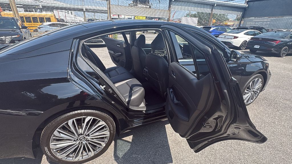 Vehicle image 19 of 30